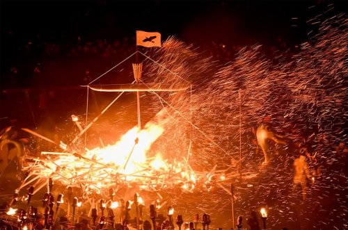 Эти эпичные фотографии шотландского фестиваля викингов заставят вас захотеть присоединиться (18 фото)