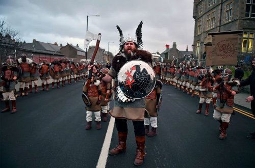 Эти эпичные фотографии шотландского фестиваля викингов заставят вас захотеть присоединиться (18 фото)