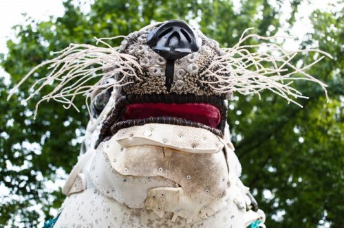 Скульптуры животных из пластикового мусора (14 фото)