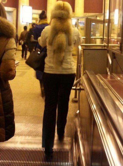 Модники и модницы в метро (25 фото)