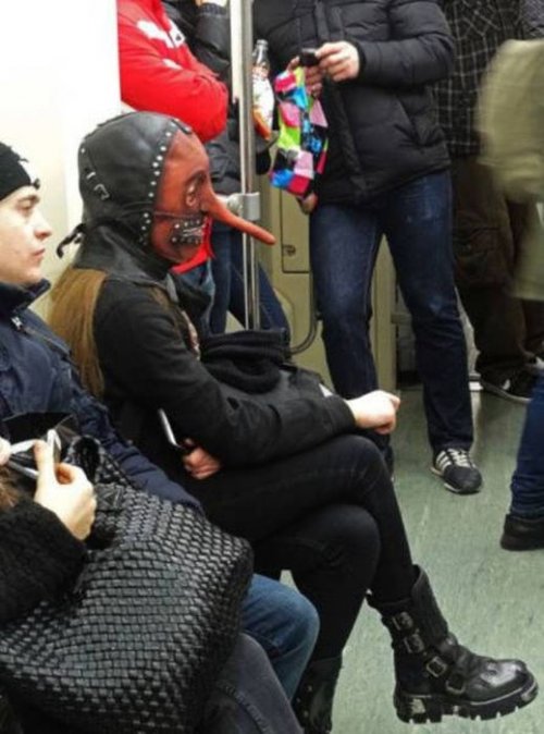 Странные и необычные пассажиры в метро (24 фото)