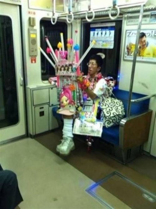 Странные и необычные пассажиры в метро (24 фото)