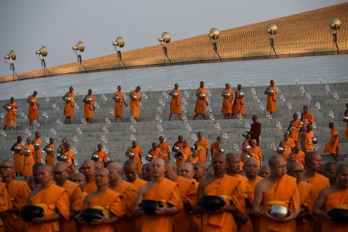 Праздник Макха Буча в таиландском буддийском храме Ват Пхра Дхаммакая (12 фото)