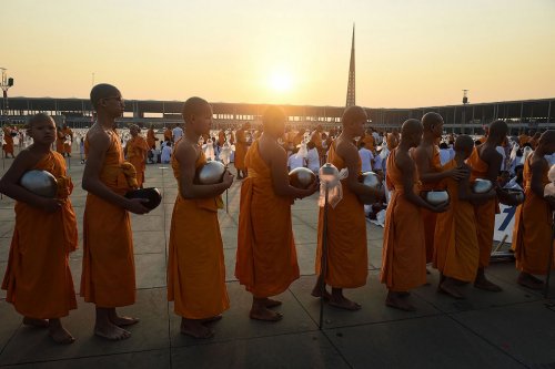 Праздник Макха Буча в таиландском буддийском храме Ват Пхра Дхаммакая (12 фото)