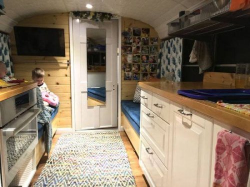 Семья с 3 детьми переехала в старый автобус, потому что снимать квартиру слишком дорого