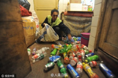 Китайский дворник жертвует свои сбережения для обучения бедных школьников (3 фото)