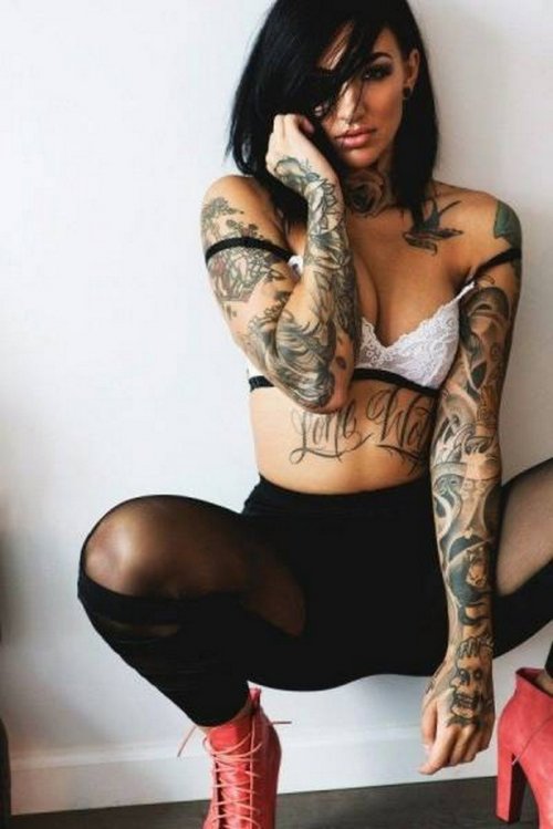Соблазнительные девушки с татуировками (25 фото)