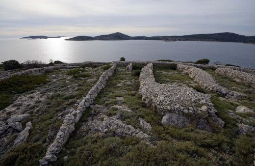 В Хорватии есть остров, который похож на гигантский отпечаток пальца (6 фото)