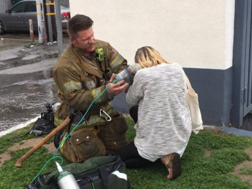Калифорнийский пожарный доказал своё предназначение спасать жизнь каждого живого существа (8 фото)