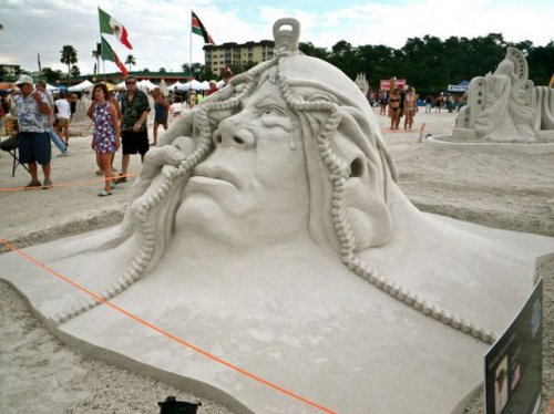 Потрясающие скульптуры из песка (26 фото)