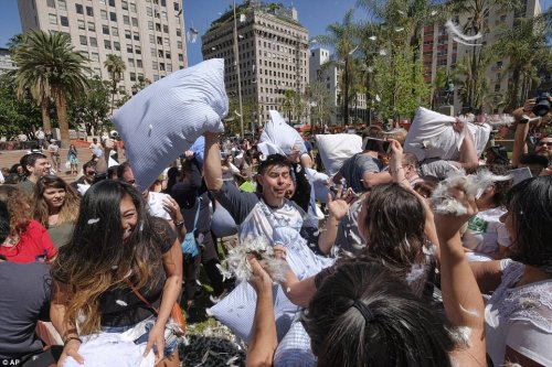 Международный день подушечного боя в Нью-Йорке и Лос-Анджелесе (16 фото)
