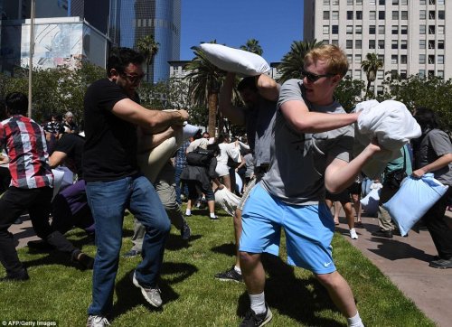 Международный день подушечного боя в Нью-Йорке и Лос-Анджелесе (16 фото)
