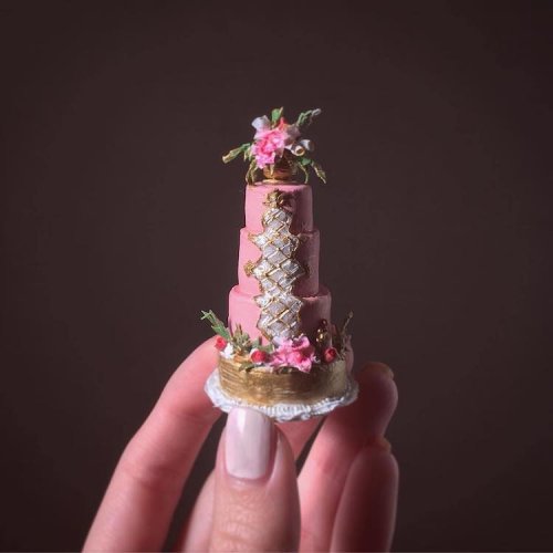 Художница создаёт крошечные торты, которые помещаются на ладони (16 фото)