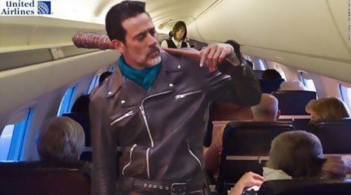 Реакция Интернета на скандал с пассажиром United Airlines, которого насильно высадили с рейса (12 фото + видео)