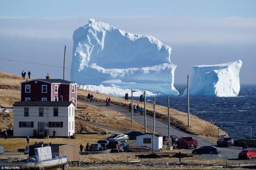 Гигантский айсберг, появившийся у канадского побережья, привлекает всё больше туристов в небольшую рыбацкую деревушку (6 фото + видео)