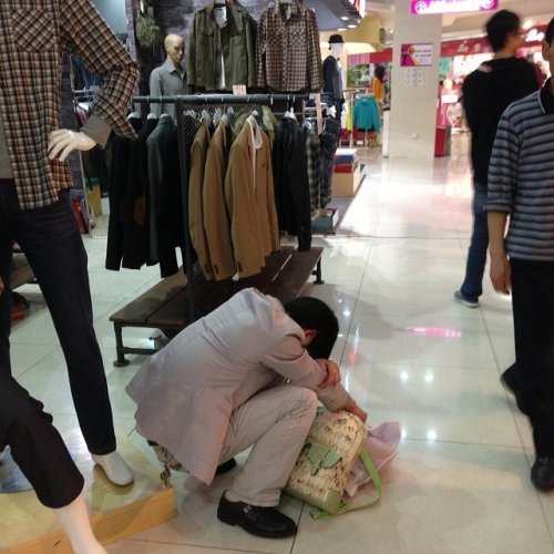 Почему мужчин не нужно брать на шопинг (19 фото)