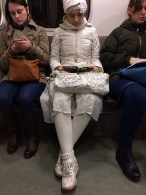 Модники и модницы в метро (19 фото)