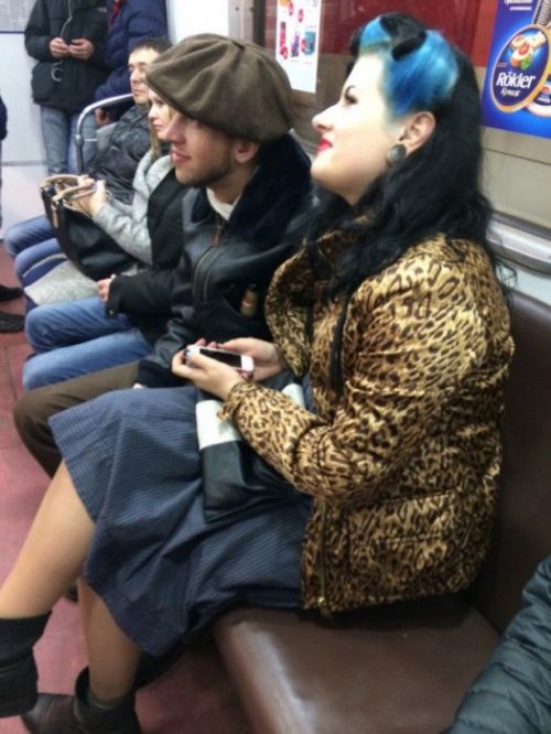Модники и модницы в метро (19 фото)