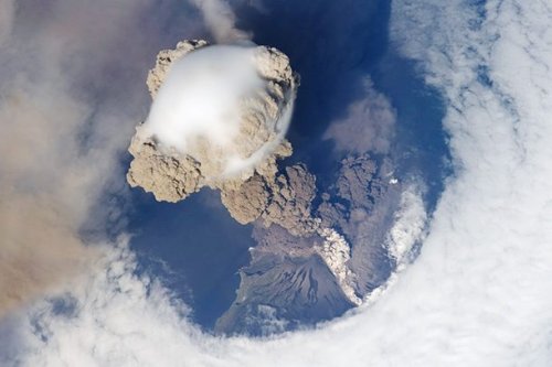 Топ-25: невероятные фотографии извержений вулканов, которые вы точно захотите увидеть