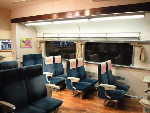 Энтузиаст из Японии сделал из своей комнаты точную копию вагона поезда