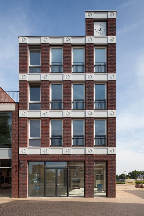 Голландские архитекторы украсили фасад здания смайликами (6 фото)