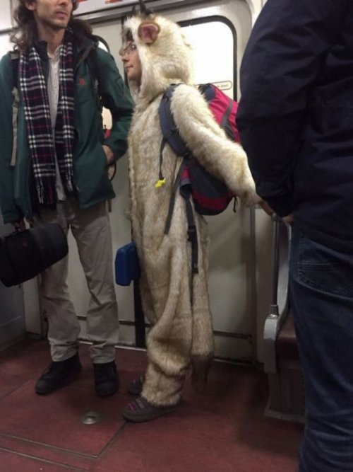 Странные и необычные пассажиры в метро (22 фото)