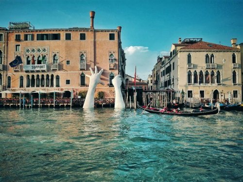 "Поддержка": из канала в Венеции высунулись две руки, чтобы напомнить про угрозу изменения климата (9 фото)