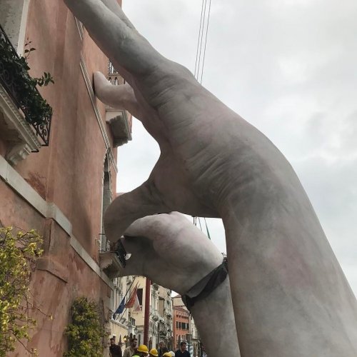 "Поддержка": из канала в Венеции высунулись две руки, чтобы напомнить про угрозу изменения климата (9 фото)