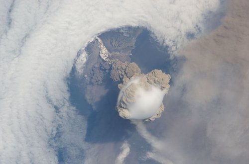 Зрелищные извержения вулканов в разных уголках мира (15 фото)