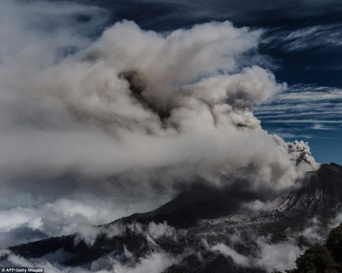 Зрелищные извержения вулканов в разных уголках мира (15 фото)
