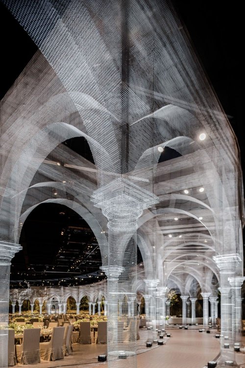 Призрачная проволочная инсталляция для королевского мероприятия в Абу-Даби (17 фото)