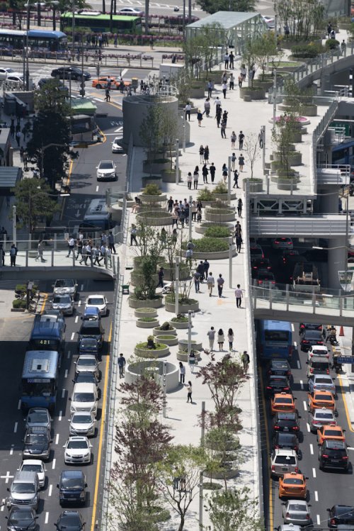 В Сеуле заброшенную эстакаду шоссе превратили в парк (19 фото)