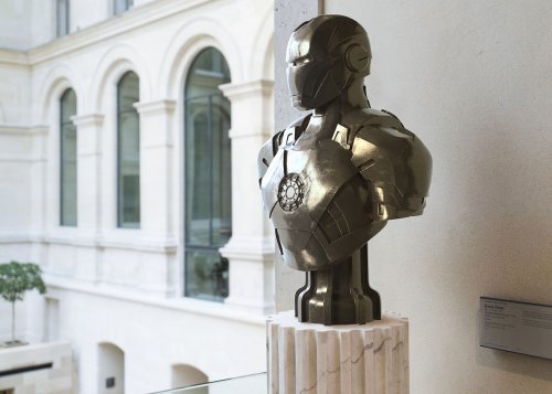 Скульптуры супергероев в Лувре (6 фото)