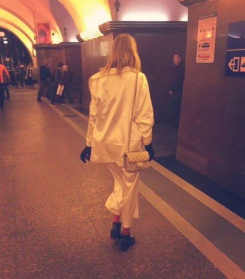 Модники и модницы в метро (27 фото)