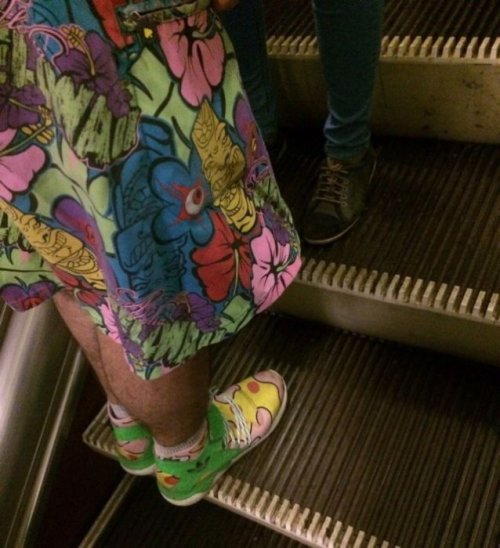 Модники и модницы в метро (27 фото)