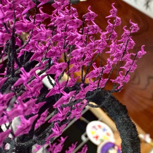 Невероятные деревья-бонсай с кронами из тысяч крошечных оригами журавлей (15 фото)