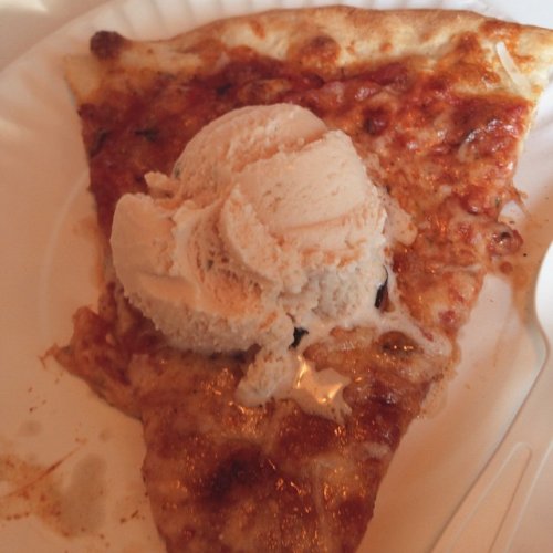 Неожиданное лакомство: мороженое со вкусом пиццы (4 фото)