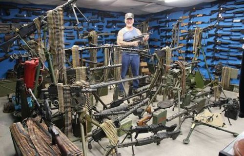 Самый вооружённый человек в США продолжает пополнять свою коллекцию оружия (10 фото)