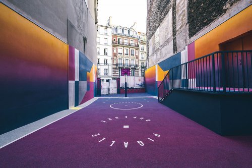 Необычная баскетбольная площадка в Париже (9 фото)
