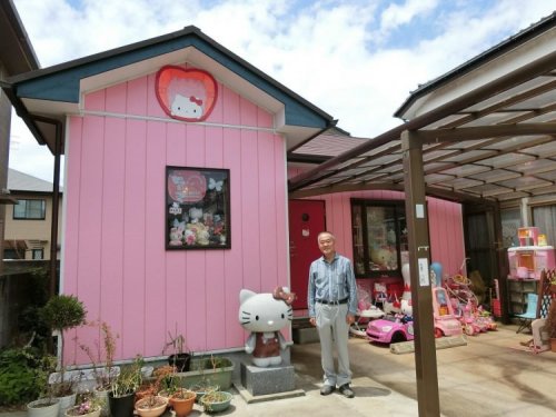Самая большая в мире коллекция сувениров Hello Kitty принадлежит 67-летнему японцу (3 фото + видео)