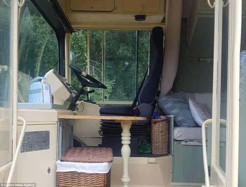 Пара купила старый рейсовый автобус и превратила его в комфортабельный дом на колёсах (15 фото)