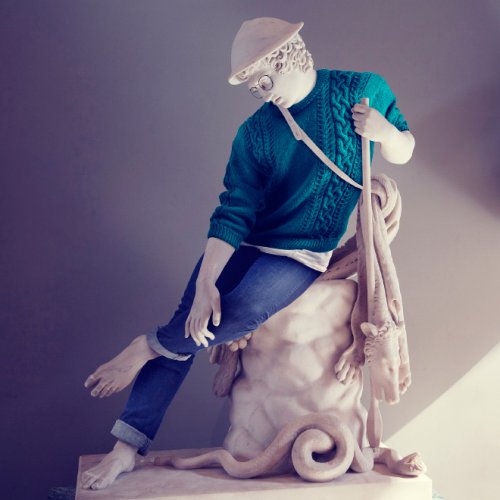 Классические скульптуры, облачённые в хипстерскую одежду (14 фото)