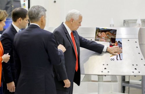Майк Пенс, прикоснувшийся рукой к экспонату, и фотожабы на него (12 фото)