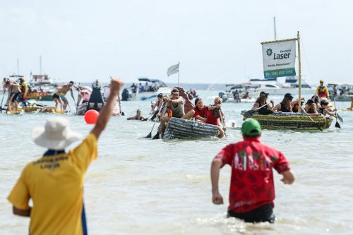 В Австралии состоялась регата с участием лодок, сделанных из пивных банок (10 фото)