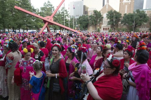 Тысяча людей в образе Фриды Кало в попытке установить мировой рекорд (11 фото)