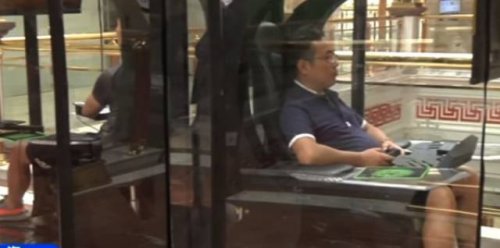 В шанхайском торговом центре мужчины могут поиграть в видеоигры, пока их возлюбленные занимаются шопингом (10 фото + видео)