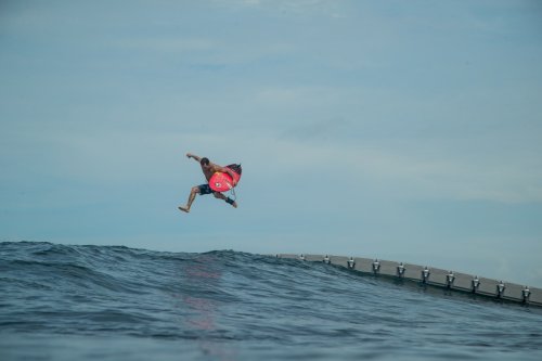 Грести больше не нужно: сёрфингистам установили док, с которого можно спрыгивать на волну (13 фото + видео)