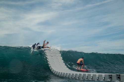 Грести больше не нужно: сёрфингистам установили док, с которого можно спрыгивать на волну (13 фото + видео)