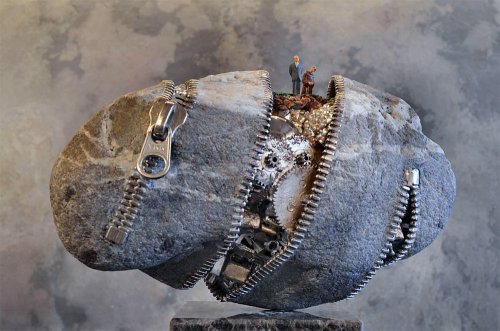 Речные камни-мешочки с неожиданным содержимым внутри от художника Хиротоси Ито (12 фото)