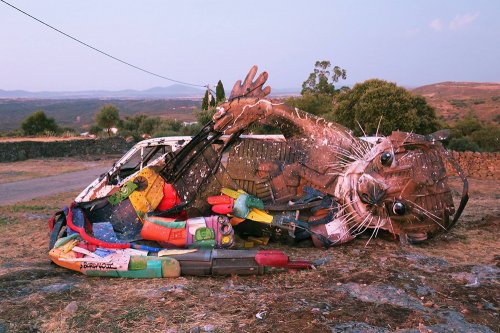 Скульптуры животных из мусора, созданные художником Bordalo II (7 фото)